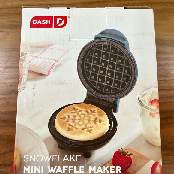 Dash Mini Waffle Maker (Blue/Snowflake) - Picture 2 of 5